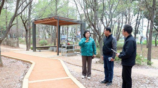 오인열 시흥시의회 의장, 정왕동 녹지 내 맨발길 조성 현장 점검