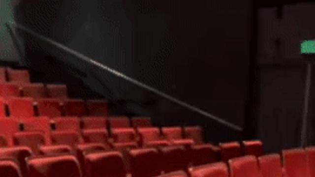 인생 첫 영화관 의자 앉았을 때