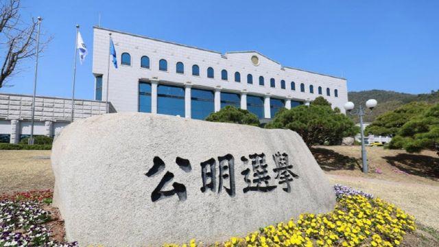 선관위 화단에 ‘부정 선관위’ 쓴 물체 파묻고 출국…외국인 5명 입건