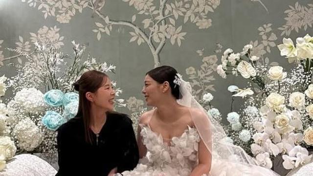 신지, 에일리·김종민 결혼식 두 탕... 빛나는 의리