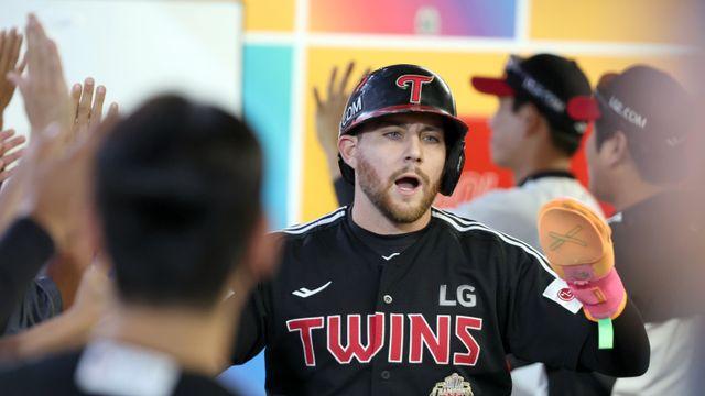 LG 오스틴 또 쳤다, 인천서 이틀 연속 4회 3점 홈런 [IS 인천]