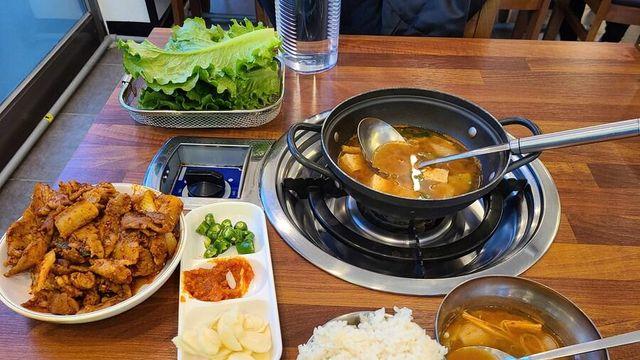 제육이 무한 리필인 10,000원 된장찌개