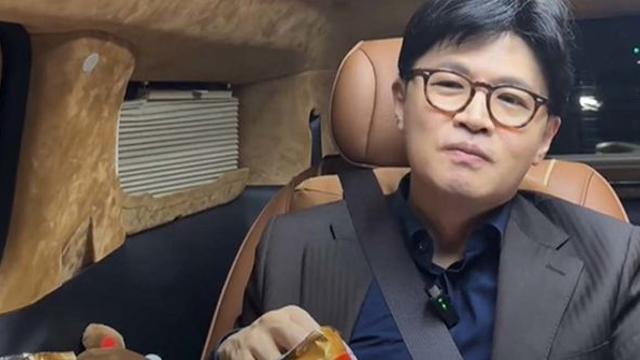 한동훈의 유튜브 라이브 방송에 노엘(장제원 아들)이 올린 댓글