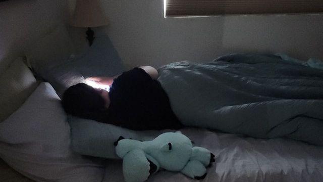 '낮에 자주 이러고 있다면, 밤에 잠 안 올 수도..' 불면증 위험 무려 40% 가까이 높이는 특정 자세 (+예방법)