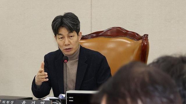 윤건영, 문 전 대통령 기소에 