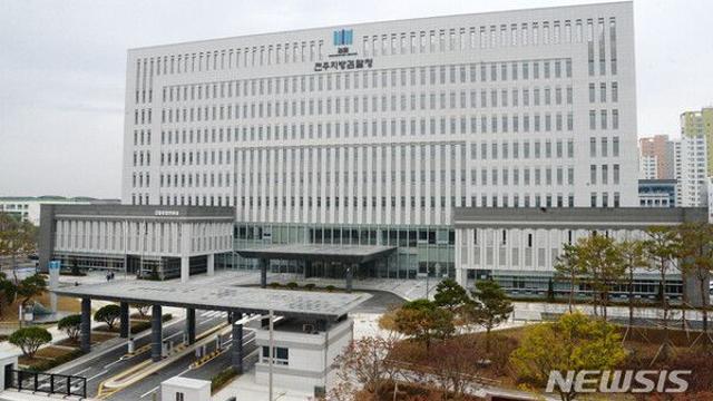 '사위 급여가 文 뇌물'…檢, 박근혜·이명박 사건 판례 끌어와 논리 펼쳐