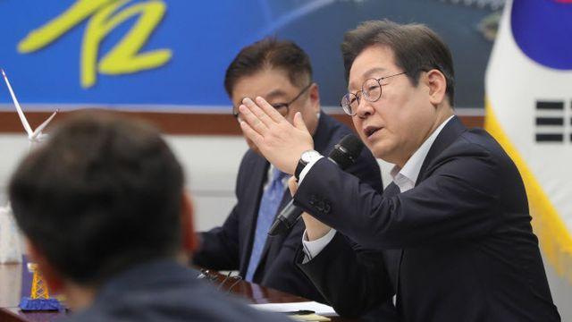 이재명 “文 ‘뇌물죄’ 기소, 검찰의 탄압이자 정치 보복”