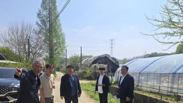 성기황 의원, 군포 부곡동 인근 비포장 농로 현장 점검 나서…