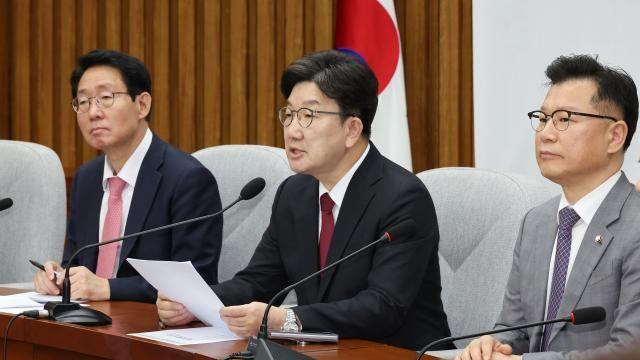 권성동, 文 뇌물수수 혐의 기소에 