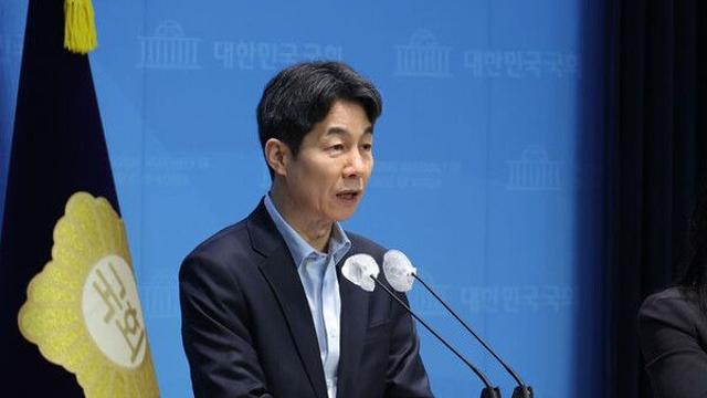 윤건영, 檢 뇌물죄 기소에 