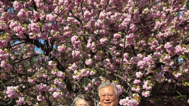 김정숙 여사와 찍은 사진에 문재인 왈 