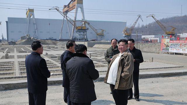 북, 5천t급 신형 '최현급' 구축함 진수…김정은 