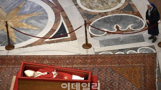 금녀 관례 깨고 교황 옆에서 눈물훔친 수녀…각별한 우정 감동