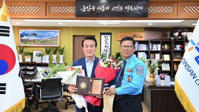 논산시모범운전자회, 백성현 시장에 감사패 전달