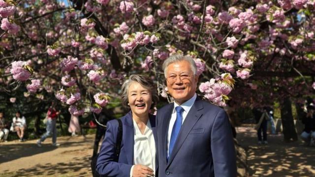 文, 김정숙 여사와 찍은 사진 올리며 