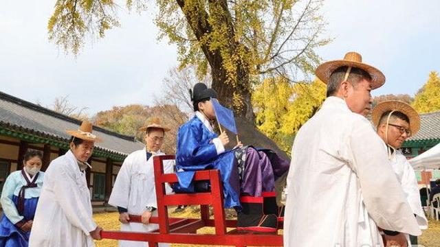 본부장 딸 결혼식에 '가마꾼'으로 동원된 직원들