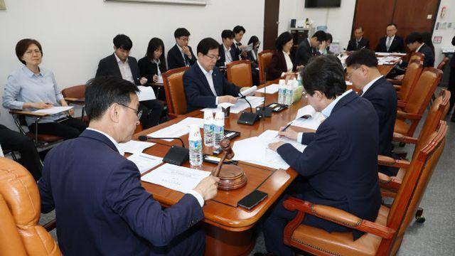 민주, 행안위 소위서 ‘지역화폐 1조원’ 추경안 단독 의결