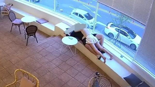 통유리 카페서 드러누워 포개기?… 분노한 주인 