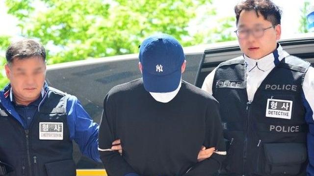 ‘청주 흉기 난동’ 고교생, 영장 심사 출석···고개 숙인 채 연신 “죄송하다”