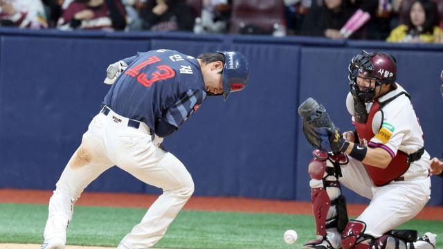 안와골절 피했다...머리에 공 맞은 전민재,  안구 전방내출혈→일주일 안정 권고
