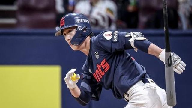 얼굴에 공 맞은 롯데 전민재 찰과상…1군 엔트리 말소(종합)