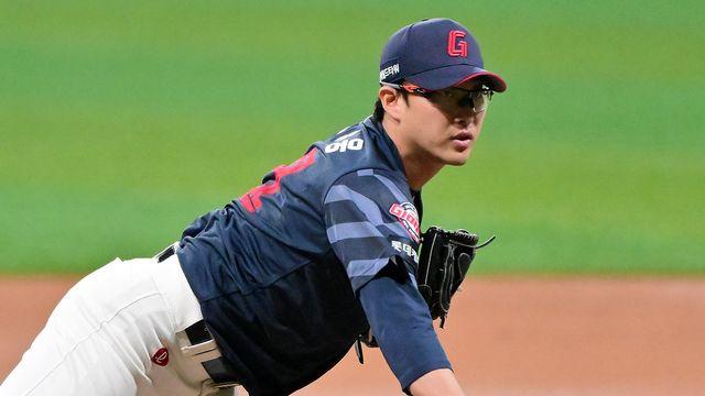 '다승 단독 1위' 롯데 안경에이스, 자축 대신 반성?…