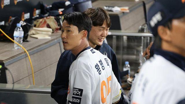대타 황영묵, '몬스터 월' 역전 투런포…한화 4연승·LG 4연패