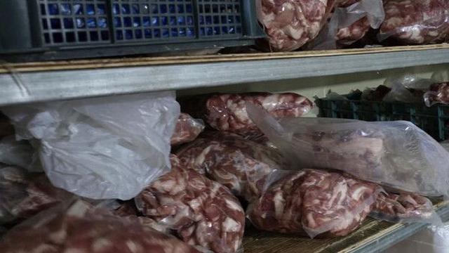 '외국산 뼈삼겹살' 국내산으로 속여 판매한 업자 구속