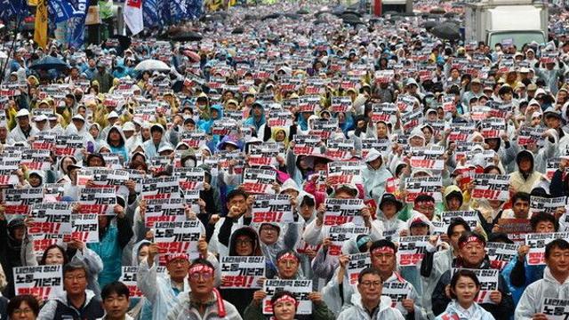 빗줄기 뚫은 노동절 집회…