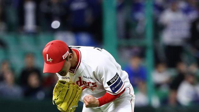 '위협구+욕설 논란' SSG 김건우, 주장 김광현과 삼성 더그아웃 찾았다…사과했다 [인천 현장]