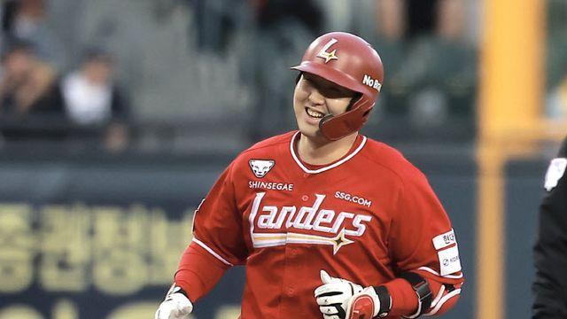 '홈런왕' 최정, 돌아오자마자 결승 투런포...선두 LG 5연패 수렁