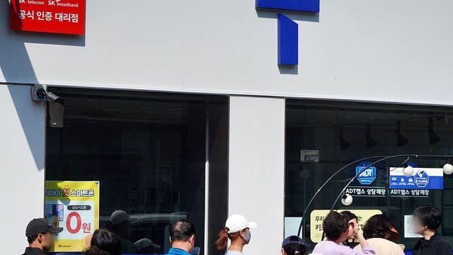 '신규가입 중단' SKT 주가 또 하락…어부지리 KT·LGU+ '신고가'(종합)