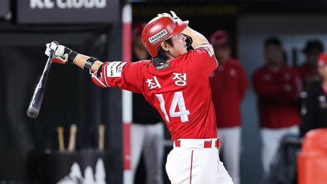 SSG 최정, 1군 복귀 첫 타석에서 선제 투런포 작렬