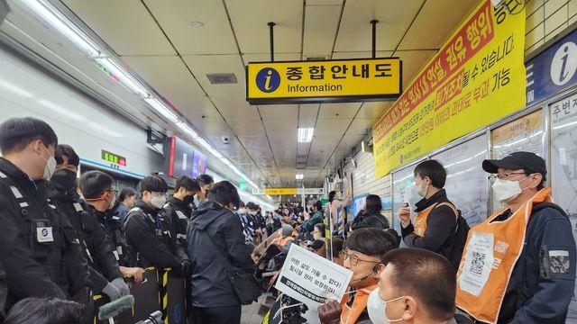 전장연, 민주당 면담 약속에 지하철 탑승시위 보류