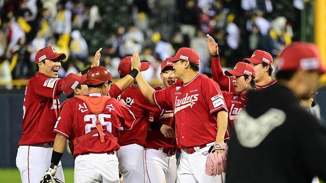 'LG 잡고 2연승 휘파람' 이숭용 감독 