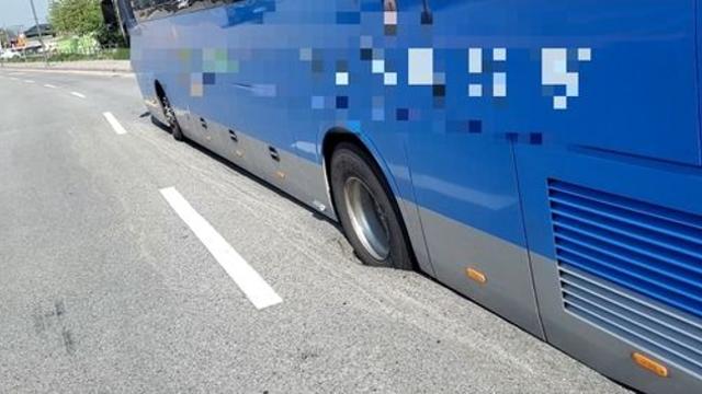 이천 부발읍서 도로서 땅꺼짐 발생…통근버스 바퀴 일부 빠져