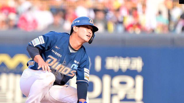 적시타 이후 부여잡은 다리…NC 서호철, 햄스트링 근경직으로 중도 교체 [사직 라이브]