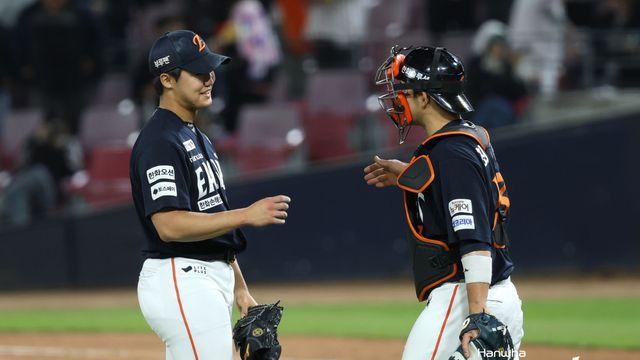 울기 직전까지 갔었는데, 다시 찾아온 기회…'연장전 1⅓이닝 무실점→데뷔 첫 승' 정우주 