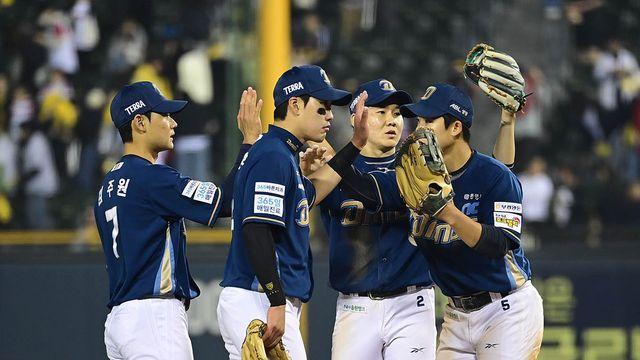 급하게 호텔 구하고, 495㎞ 이동하는 강행군…그래도 NC는 팬들이 있어 힘낸다 [사직 현장]