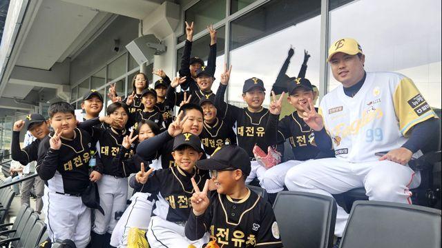 류현진재단, 어린이날 맞아 유소년 야구선수 스카이박스 초청