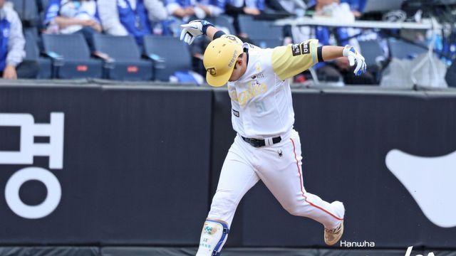 [속보] 한화 이글스 공동 1위! '18년 만에' 30G 이후 1위 해냈다…'승승승승승승승' 한린이들 맘껏 웃어라 (대전:스코어)