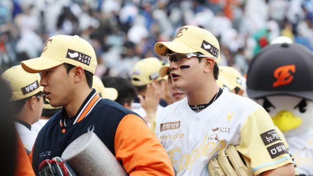 문현빈 '속죄포'·와이스 '쾌투'… 한화, 18년 만에 선두 깃발