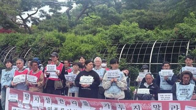 '혜화동성당 종탑 고공농성' 전장연 활동가 2명 구속기로