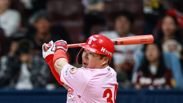 '기록의 사나이' 최형우, 최고령 400홈런 대기록 달성...역대 5번째