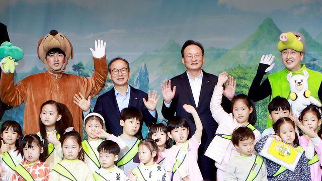 KB 양종희·이환주, 어린이날 ‘아이 키우기 좋은 일터’ 의지 발걸음