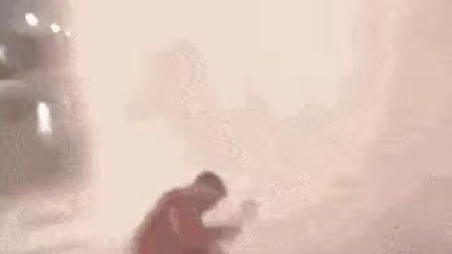 터진 소화관을 해결한 지나가던 소방관