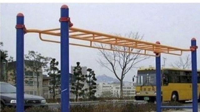옛날 운동장에 있던 위험한 놀이기구들