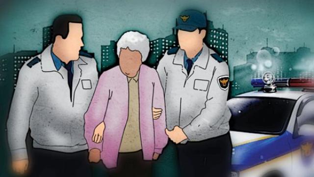 노점상 앞 흉기 꺼낸 70대 여성, 체포되자… 