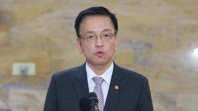 떠나는 최상목 전 부총리 