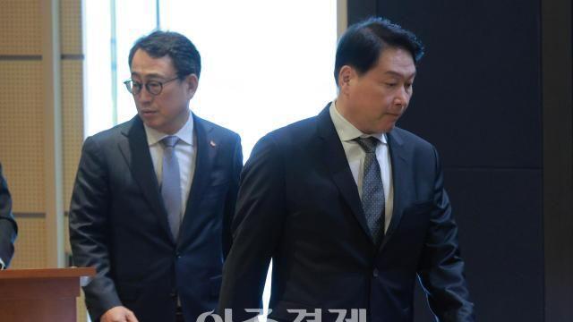 고개 숙인 최태원 회장 